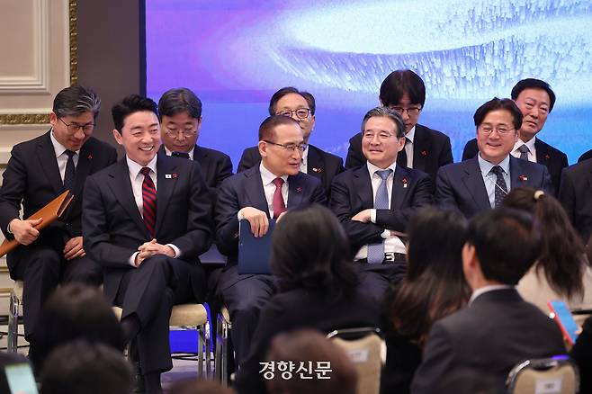 지난 1월21일 청와대 영빈관에서 열린 2026 신년 기자회견 ‘함께 이루는 대전환, 모두 누리는 대도약’ 시작에 앞서 강훈식 대통령비서실장, 위성락 국가안보실장, 김용범 정책실장, 홍익표 정무수석(왼쪽부터)이 이야기를 나누고 있다. 청와대사진기자단