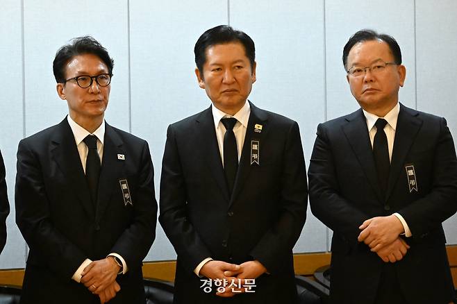 김민석 국무총리, 정청래 더불어민주당 대표, 김부겸 전 총리(왼쪽부터)가 지난 1월27일 서울 종로구 서울대학교병원 장례식장에 마련된 이해찬 민주평화통일자문회의 수석부의장의 빈소에서 조문객을 맞이하고 있다. 사진공동취재단