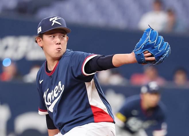 일본독립리그 투수 고바야시 다쓰토가 지난 3일 일본 오사카 교세라돔에서 월드베이스볼클래식(WBC) 한국 대표팀 투수로 등판해 오릭스를 상대로 투구하고 있다.  오사카 | 연합뉴스