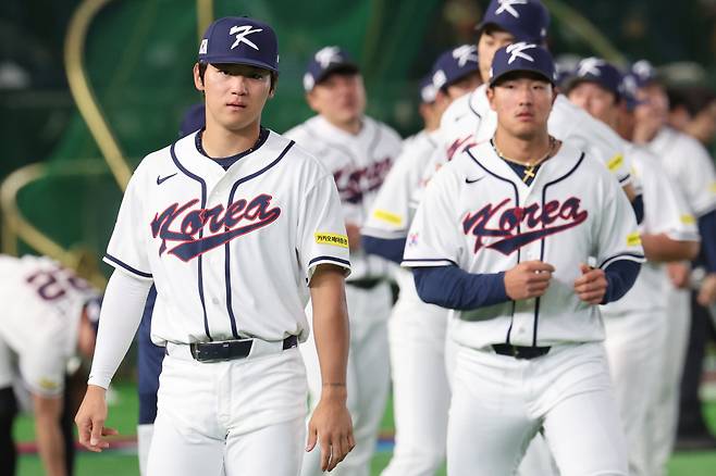 “이길 준비 끝” 야구대표팀 김도영(왼쪽)과 안현민이 월드베이스볼클래식(WBC) 개막을 하루 앞둔 4일 일본 도쿄돔에서 훈련하고 있다.  도쿄 | 연합뉴스