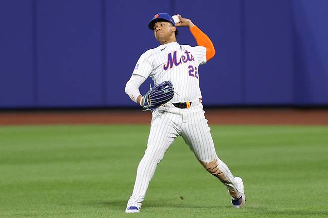 New York Mets outfielder Juan Soto throws the ball during the eighth inning of an MLB game against the Philadelphia Phillies in New York on Aug. 27, 2025. [AP/YONHAP]