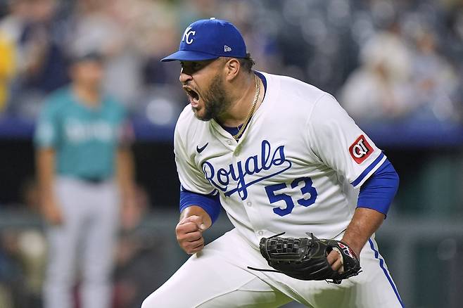 Kansas City Royals relief pitcher Carlos Estevez celebrates after an MLB game against the Seattle Mariners in Kansas City, Missouri, on Sept. 17, 2025. [AP/YONHAP]