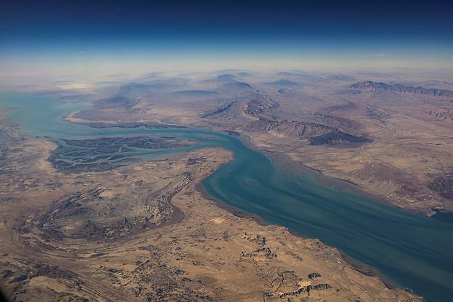 An aerial view of the Iranian shores and the island of Qeshm in the Strait of Hormuz, Dec. 10, 2023. [REUTERS/YONHAP]