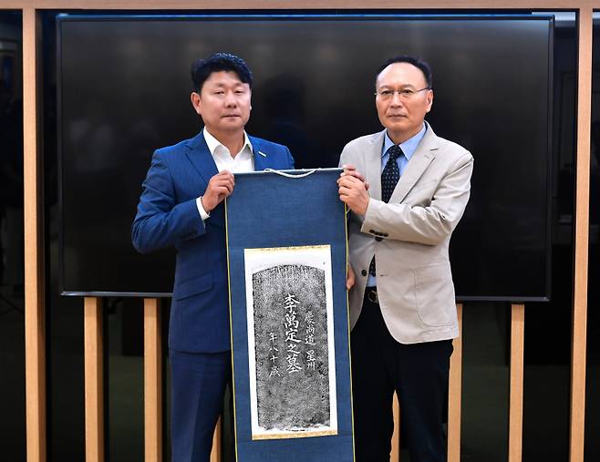 창원대 박민원 총장이 이만정 지사 묘소 비석 탁본을 후손 이은환씨에게 전달하고 있다. 창원대 제공&nbsp;