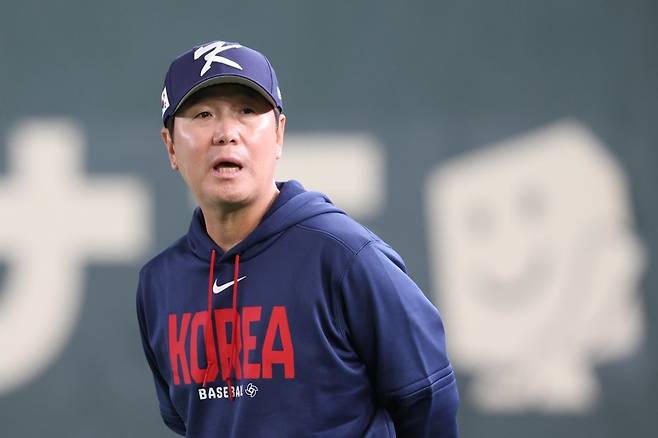 류지현 야구대표팀 감독이 2026 WBC 개막을 하루 앞둔 4일 일본 도쿄돔에서 선수들의 훈련을 지켜보고 있다. 연합뉴스
