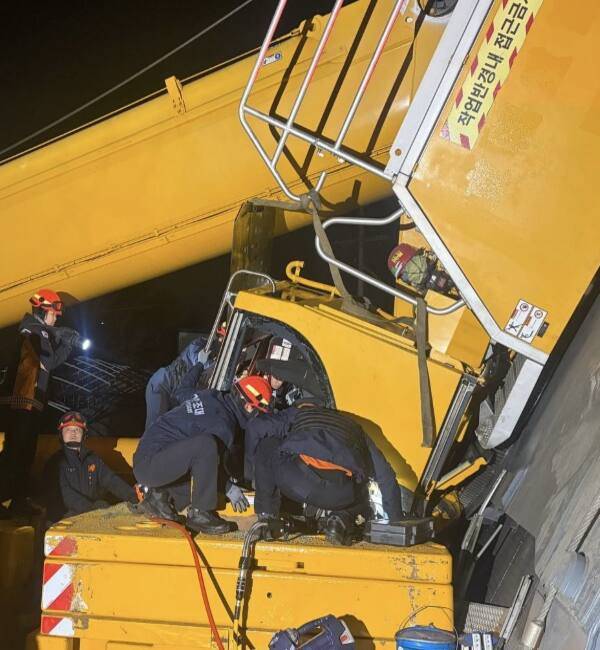 크레인이 전도된 사고 현장. 경기도소방재난본부 제공