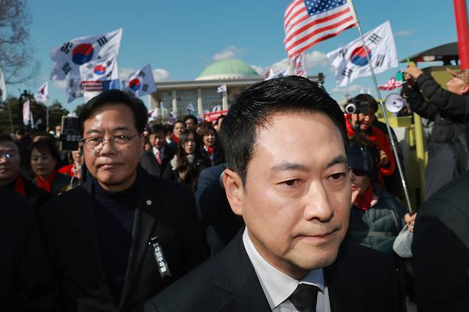 장동혁 국민의힘 대표와 송언석 원내대표가 어제(3일) 국회에서 규탄 대회 출정식을 마치고 청와대로 향하고 있다. / 사진=연합뉴스