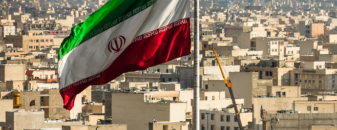 미국과 이스라엘의 합동 공습 등으로 지정학적 긴장감이 최고조에 달한 가운데 이란 수도 테헤란 시내 위로 이란 국기가 펄럭이고 있다. [출처=체이널리시스]