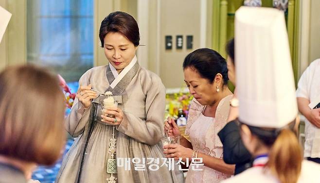 이재명 대통령과 함께 필리핀을 국빈 방문 중인 김혜경 여사가 오늘 오후 말라카냥궁 인근에 위치한 영빈관에서 필리핀 대통령 부인 리자 마르코스 여사와 친교 일정을 하고 있다.  김호영기자