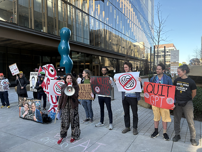 3일(현지시간) 미국 샌프란시스코 오픈AI 본사 앞에서 ‘큇(Quit) GPT’ 시위가 열리고 있다. 원호섭 특파원