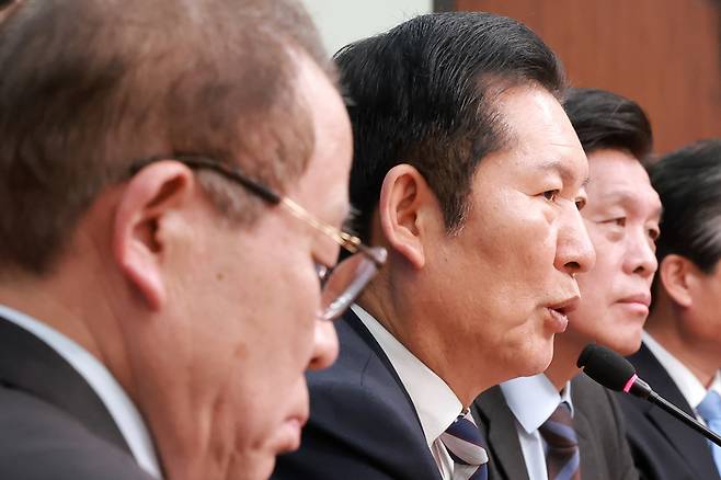 정청래 더불어민주당 대표가 4일 국회에서 열린 중앙당 및 시·도당 공천관리위원장 연석회의에 참석해 발언하고 있다. [연합뉴스]