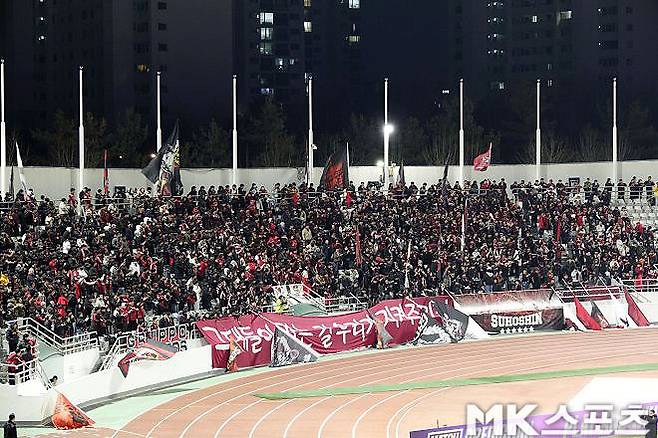 2026년 설날에도 FC 서울 홈 경기를 찾은 팬들. 사진=이근승 기자