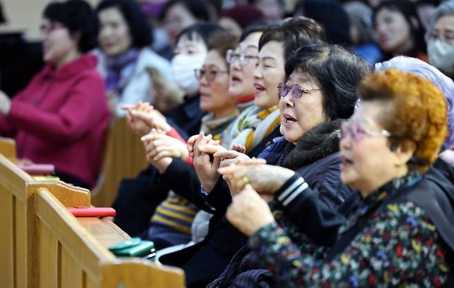 [3일 서울 마포구 신촌감리교회에서 열린 2026학년도 일성여자중·고등학교 입학식에서 신입생들이 손을잡고 노래를 부르고 있다.   일성여자중·고등학교는 제때 학업을 마치지 못한 40대에서 80대까지의 여성 만학도들이 중·고등학교 과정을 공부하는 2년제 학력인정 평생학교이다. /사진=뉴시스
