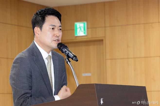 (서울=뉴스1) 이승배 기자 = 장동혁 국민의힘 대표가 4일 서울 여의도 국회 의원회관에서 열린 여의도연구원 창립 31주년, '글로벌 대전환 시대, 이재명 정부 정책: 평가와 전망' 토론회에서 인사말하고 있다. 2026.3.4/뉴스1  Copyright (C) 뉴스1. All rights reserved. 무단 전재 및 재배포,  AI학습 이용 금지. /사진=(서울=뉴스1) 이승배 기자