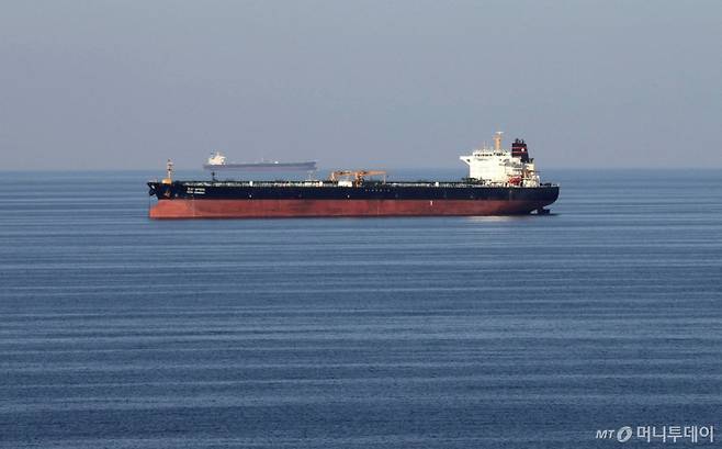 (로이터=뉴스1) 권영미 기자 = 호르무즈해협으로 한 유조선이 지나가고 있다. 2018.12.21.  ⓒ 로이터=뉴스1  Copyright (C) 뉴스1. All rights reserved. 무단 전재 및 재배포,  AI학습 이용 금지. /사진=(로이터=뉴스1) 권영미 기자
