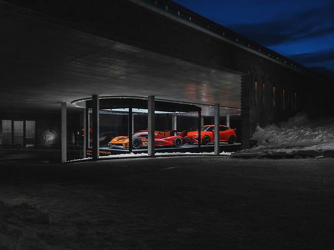 지난 1월 스위스 다보스에 위치한 아메론 호텔에 전시된 ‘GMR-001 하이퍼카’와 ‘GV60 마그마’. [제네시스 제공]