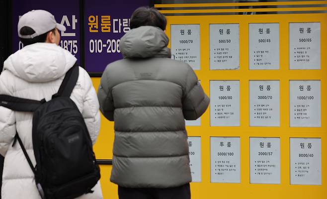 지난달 24일 서울 종로구 성균관대학교 앞 한 부동산중개업소에 원룸 매물이 표시돼 있다.  [연합]
