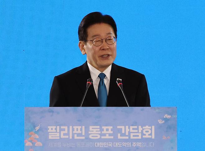 이재명 대통령이 4일 필리핀 마닐라의 한 호텔에서 열린 동포 간담회에서 인사말을 하고 있다. [연합]