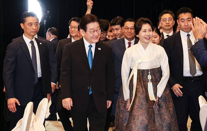 이재명 대통령과 김혜경 여사가 4일 필리핀 마닐라의 한 호텔에서 열린 동포 간담회에 입장하고 있다. [연합]