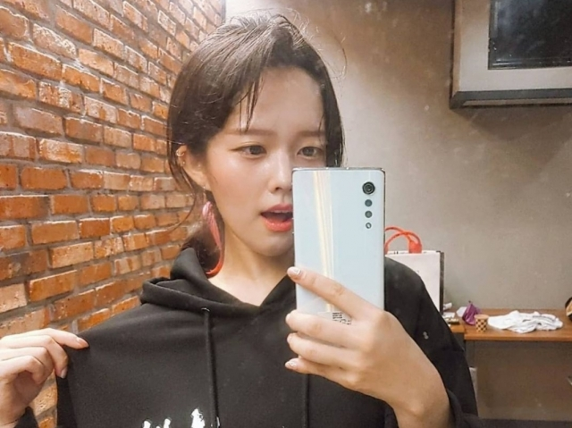 과거 LG전자 스마트폰 LG벨벳을 사용한 배우 정지소 [SNS 갈무리]