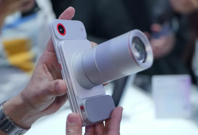 중국 제조사 테크노가 MWC26에서 선보인 모듈형 스마트폰 [씨넷 유튜브 갈무리]