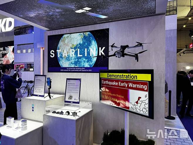 [바르셀로나(스페인)=뉴시스] 심지혜 기자 = 일본 통신사 KDDI가 MWC26에서 스타링크 상용서비스를 소개했다.