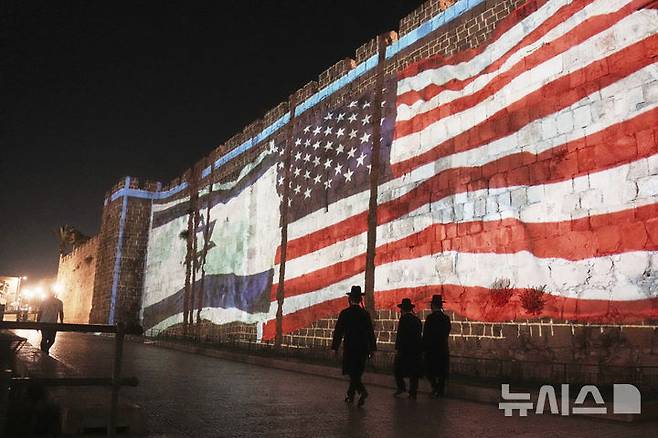 [예루살렘=AP/뉴시스] 미국이 이스라엘과 이란 간 전쟁에 개입한 뒤 22일(현지 시간) 예루살렘 구시가 성벽에 성조기와 이스라엘 국기 이미지가 투영되고 있다. 2025.06.23.