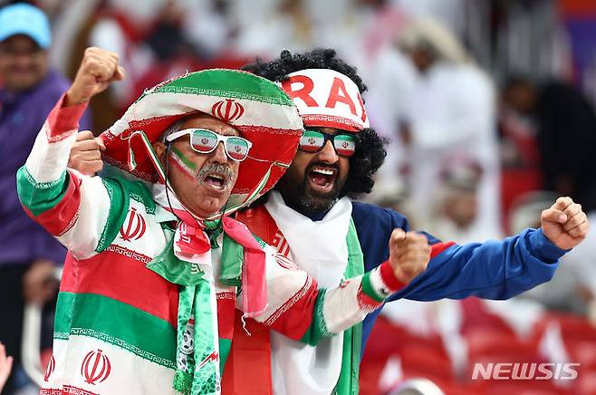 [도하(카타르)=뉴시스] 김근수 기자 = 7일(현지시간) 카타르 도하 알투마마 스타디움에서 열린 아시아축구연맹(AFC) 2023 카타르 아시안컵 4강전 이란 대 카타르의 경기시작 전 한 이란 관중이 응원을 하고 있다. 2024.02.08. ks@newsis.com
