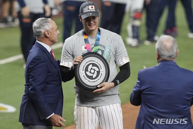 [마이애미=AP/뉴시스] 일본의 오타니 쇼헤이(가운데)가 21일(현지시간) 미 플로리다주 마이애미의 론디포 파크에서 열린 2023 월드베이스볼클래식(WBC) 결승전에서 미국에 승리한 후 MVP 트로피를 받고 있다. 일본은 미국을 3-2로 꺾고 이 대회 통산 세 번째 우승을 차지했다. 2023.03.22.