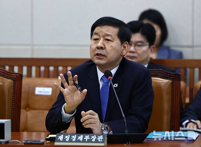 [서울=뉴시스] 김명년 기자 = 구윤철 부총리 겸 재정경제부 장관이 4일 오전 서울 여의도 국회에서 열린 대미투자특별법 처리를 위한 특별위원회 전체회의에서 질의에 답변하고 있다. 2026.03.04. kmn@newsis.com