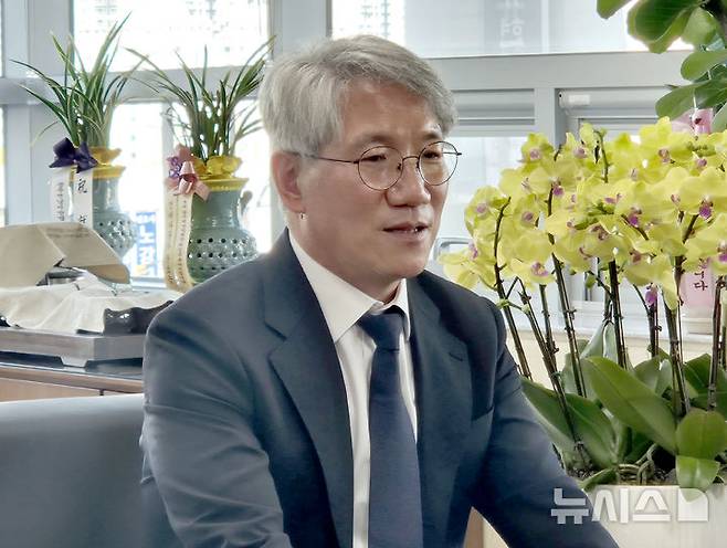 [광주=뉴시스] 변재훈 기자 = 김성주 초대 광주회생법원장이 4일 광주 동구 회생법원장실에서 취임 기념 기자간담회에서 인사말을 하고 있다. 2026.03.04. wisdom21@newsis.com