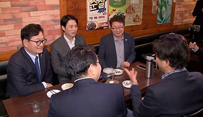 송영길·한준호 등 '치맥 회동' [연합뉴스TV 영상 캡처본]