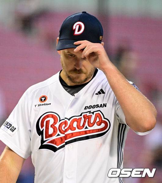 [OSEN=잠실, 지형준 기자] 12일 서울 잠실구장에서 ‘2025 신한 SOL Bank KBO리그’ 두산 베어스와 NC 다이노스의 경기가 열렸다. 3회초 수비를 마친 두산 콜어빈이 아쉬워하고 있다. 2025.08.12 / jpnews@osen.co.kr
