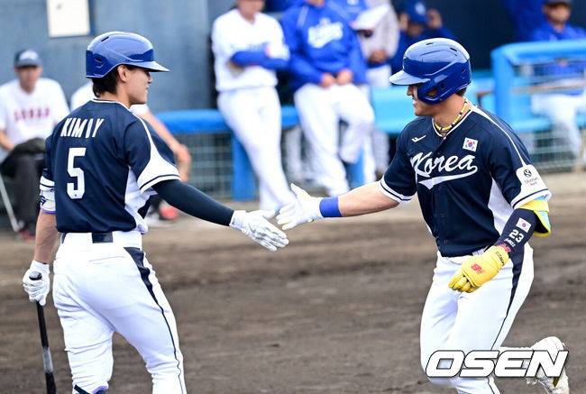 [OSEN=오키나와(일본), 최규한 기자] 2026 WBC(월드베이스볼클래식)를 준비하는 대한민국 야구 대표팀이 20일 오후 일본 오키나와 온나손 아카마 구장에서 프로야구 삼성 라이온즈와 연습경기를 펼쳤다. 야구 대표팀은 오키나와에서 국내 팀들과 6차례 연습경기를 치르며 전력을 끌어올릴 예정이다.1회초 대표팀 안현민이 선제 솔로포를 날리고 홈을 밟은 뒤 김도영과 인사를 나누고 있다. 2026.02.20 / dreamer@osen.co.kr