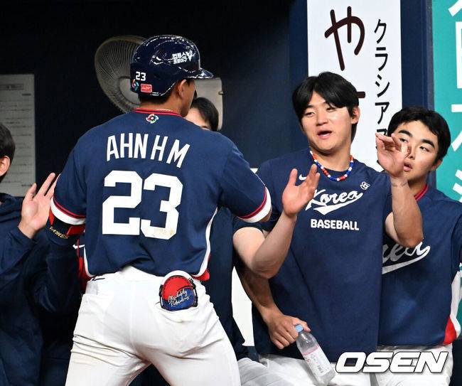 [OSEN=오사카(일본), 손용호 기자] 3일 일본 오사카 교세라돔에서 월드베이스볼클래식(WBC) 공식 연습 경기 한국 야구 대표팀과 오릭스 버팔로스의 경기가 열렸다.우리 대표팀은 연습 경기 2차전을 치른 뒤 5일 일본 도쿄돔에서 체코와 WBC 조별리그 1차전에서 격돌한다.9회초 무사에서 한국 안현민이 솔로 홈런을 치고 더그아웃에서 김도영의 축하를 받고 있다. 2026.03.03 /spjj@osen.co.kr