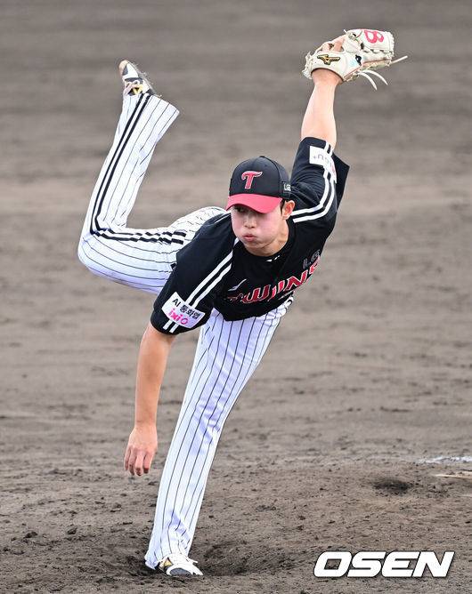 [OSEN=오키나와(일본), 최규한 기자] 1일 일본 오키나와 구시가와 야구장에서 프로야구 KT 위즈와 LG 트윈스의 연습경기가 열렸다.이날 경기에서 KT는 오원석, LG는 요니 치리노스를 선발로 내세웠다.9회말 마운드에 오른 LG 투수 김영우가 힘차게 공을 뿌리고 있다. 2026.03.01 / dreamer@osen.co.kr