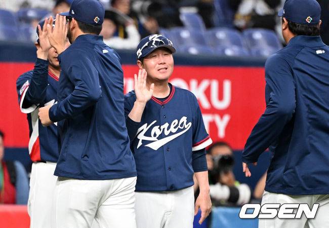 [OSEN=오사카(일본), 손용호 기자] 한국의 거포들이 연달아 터뜨리면서 오사카 평가전을 기분 좋게 마무리할 수 있었다. 이제 결전의 땅 도쿄로 향한다.류지현 감독이 이끄는 한국 WBC 대표팀은 3일 일본 오사카 교세라돔에서 열린 오릭스 버팔로스와의 2026 WBC 공식 평가전에서 8-5로 승리를 거뒀다. 이로써 한국은 전날(2일) 한신 타이거스전 3-3 무승부, 이날 오릭스전 승리로 공식 평가전 1승1무를 기록한 채 결전의 장소인 일본 도쿄돔으로 이동하게 된다.경기 종료 후 한국 류지현 감독이 선수들과 승리의 기쁨을 나누고 있다. 2026.03.03 /spjj@osen.co.kr