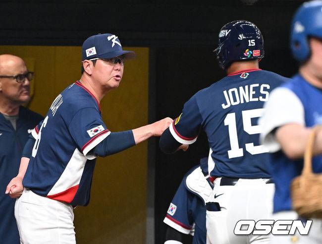 [OSEN=오사카(일본), 손용호 기자] 3일 일본 오사카 교세라돔에서 월드베이스볼클래식(WBC) 공식 연습 경기 한국 야구 대표팀과 오릭스 버팔로스의 경기가 열렸다.우리 대표팀은 연습 경기 2차전을 치른 뒤 5일 일본 도쿄돔에서 체코와 WBC 조별리그 1차전에서 격돌한다.4회초 공격을 마친 한국 류지현 감독이 안타를 기록한 저마이 존스와 하이파이브를 하고 있다. 2026.03.03 /spjj@osen.co.kr