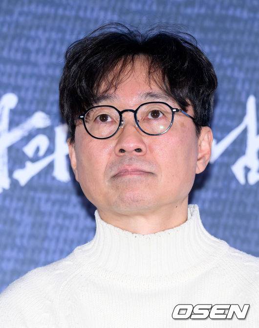 [OSEN=이대선 기자] 21일 오후 서울 강남구 메가박스 코엑스에서 영화 ‘왕과 사는 남자’ 언론시사회가 열렸다.'왕과 사는 남자'는 1457년 청령포, 마을의 부흥을 위해 유배지를 자처한 촌장과 왕위에서 쫓겨나 유배된 어린 선왕의 사연을 그린 작품으로 2월 4일 개봉한다.장항준 감독이 취재진의 질문을 듣고 있다. 2026.01.21 /sunday@osen.co.kr