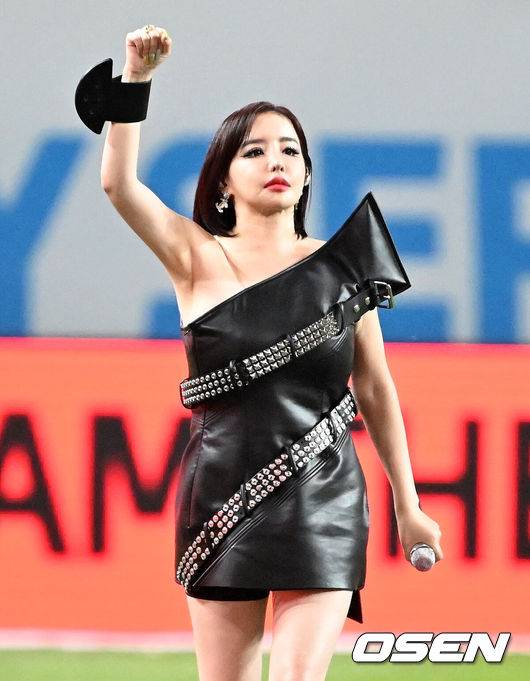 [OSEN=서울월드컵경기장, 이대선 기자] 3일 오후 서울월드컵경기장에서 쿠팡플레이 시리즈 2025&nbsp;2경기, 토트넘 홋스퍼 FC와 뉴캐슬 유나이티드 FC의 프리시즌 친선경기가 열렸다.토트넘 손흥민의 고별전이자 양민혁과 뉴캐슬 박승수의 맞대결로 주목받는 이번 경기는 단순한 프리시즌 친선경기가 아닌, 전설의 마지막, 신예의 등장 교차점이라는 특별한 의미가 더해진다.그룹 투애니원 박봄이 축하공연을 펼치고 있다. 2025.08.03 /sunday@osen.co.kr