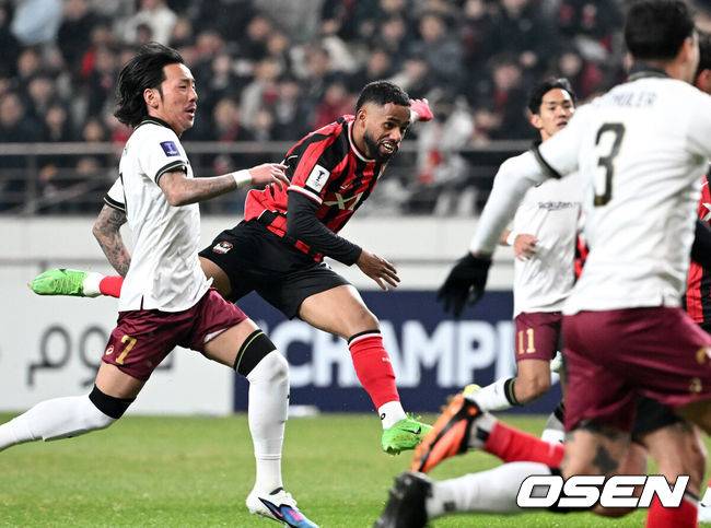 [OSEN=서울월드컵경기장, 이대선 기자] 4일 오후 서울월드컵경기장에서 2025-2026 ACLE 16강 1차전 FC서울과 비셀 고베의 경기가 열렸다.서울은 지난달 고베에 0-2로 패한 설욕을 노린다. 16강은 홈앤드어웨이 방식으로 서울은 11일 일본 원정 2차전을 치른다.전반 FC서울 안데르손이 슛을 시도하고 있다.2026.03.04 /sunday@osen.co.kr