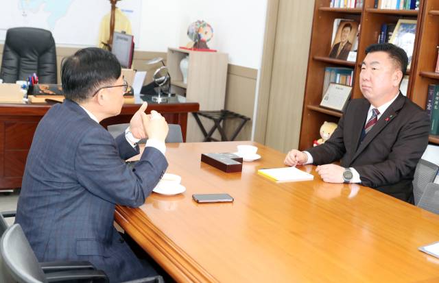 ▲이범석 청주시장(오른쪽)이 김규철 프레시안 대전세종충청본부 편집국장의 질문을 경청하고 있다 ⓒ청주시