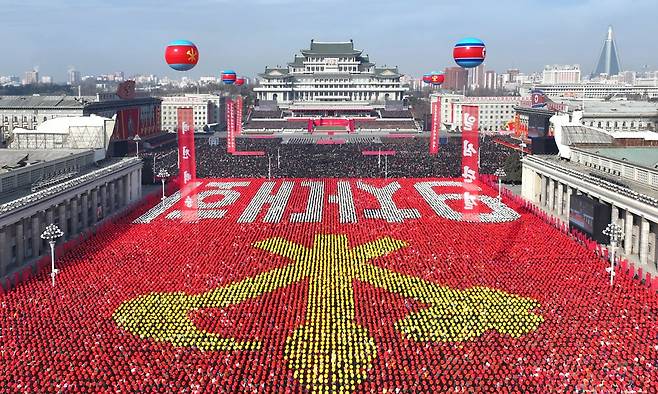 북한 노동당 기관지 노동신문은 지난 2월 28일 “우리 당대회의 결정을 철저히 완수해갈 전당의 당원들과 근로자들, 인민군장병들의 혁명적열정과 드높은 투쟁기세가 격양되고 있는 속에 조선노동당 제9차 대회 결정관철을 위한 평양시군민련환대회 및 군중시위가 27일 김일성광장에서 성대히 진행됐다”고 보도했다. 평양=노동신문·뉴스1