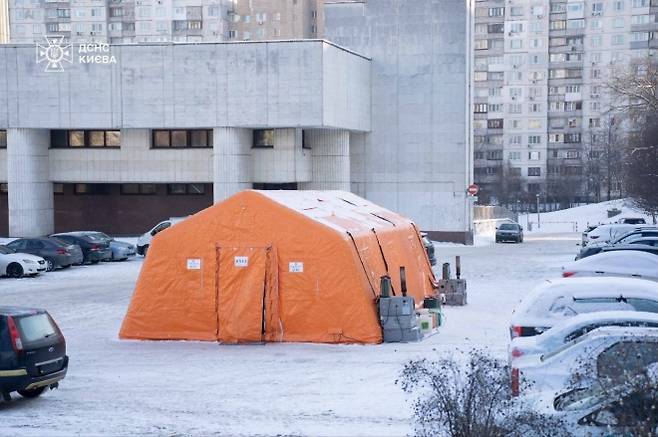 11일(현지시간) 우크라이나 비상사태청은 수도 키이우 아파트 단지 내에 한국이 지원한 발전기를 설치했다고 밝혔다. 앞서 박기창 주우크라이나 대사는 지난해 8월 우크라이나 비상사태청을 방문해 수송버스 3대와 중소형 발전기 100대를 전달한 바 있다. 한국국제협력단(KOICA)와 유엔사업서비스기구(UNOPS)의 지원으로 이뤄진 기증 행사에 앞서 우크라이나 측은 최전선에서 구조 활동 중 파손된 장비들을 보여주며 인도주의적 지원의 중요성을 강조했다. 사진은 전력 공급이 끊긴 키이우 아파트 단지 내 난방대피소. 2026.1.11 우크라 비상사태청