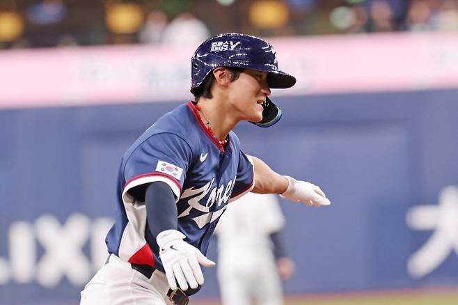 대한민국 야구 대표팀 김도영이 3일 일본 오사카 교세라돔에서 열린 오릭스 버펄로스와의 연습경기에서 2회초 3점 홈런을 날린 뒤 세리머니를 하고 있다.  오사카 연합뉴스