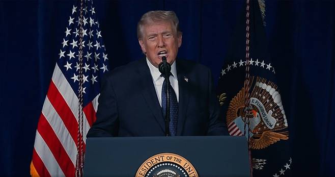 도널드 트럼프 미국 대통령은 1일(현지시간) 오후 소셜미디어 트루스소셜에 공개한 6분짜리 영상을 통해 미국의 모든 목표가 달성될 때까지 이란 공습 작전이 계속될 것이라고 말했다. 트루스소셜 캡처