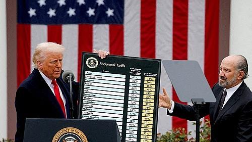 지난해 4월 세계 각국에 대한 관세율을 발표하는 도널드 트럼프 미국 대통령. 연합뉴스