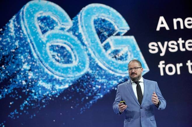 크리스티아노 아몬 퀄컴 CEO가 3일(현지시간) 스페인 바르셀로나에서 열린 MWC26에서 6G 로고가 새겨진 무대에 올라 연설하고 있다. 바르셀로나 AFP 연합뉴스