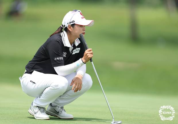 그린 경사를 읽고 있는 최혜진. 사진 제공=KLPGA