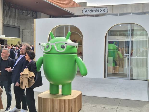 4일(현지 시간) ‘모바일월드콩그레스(MWC) 2026’가 열린 스페인 바르셀로나 그란 피라 비아 내 구글 부스 앞에서 참관객들이 스마트글래스를 착용한 안드로이드 캐릭터 앞에서 기념사진을 촬영하고 있다. 바르셀로나=김기혁기자